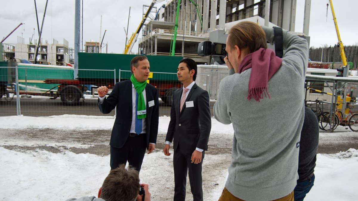 Keiji Takanashi Itochu Corporationista ja Metsä Fibren tutkimusjohtaja Niklas von Weymarn ja uusi innovaatio, sellusta tehty huivi. Huivi kiinnosti mediapäivässä Äänekosken biotuotetehtaalla helmikuussa 2016.