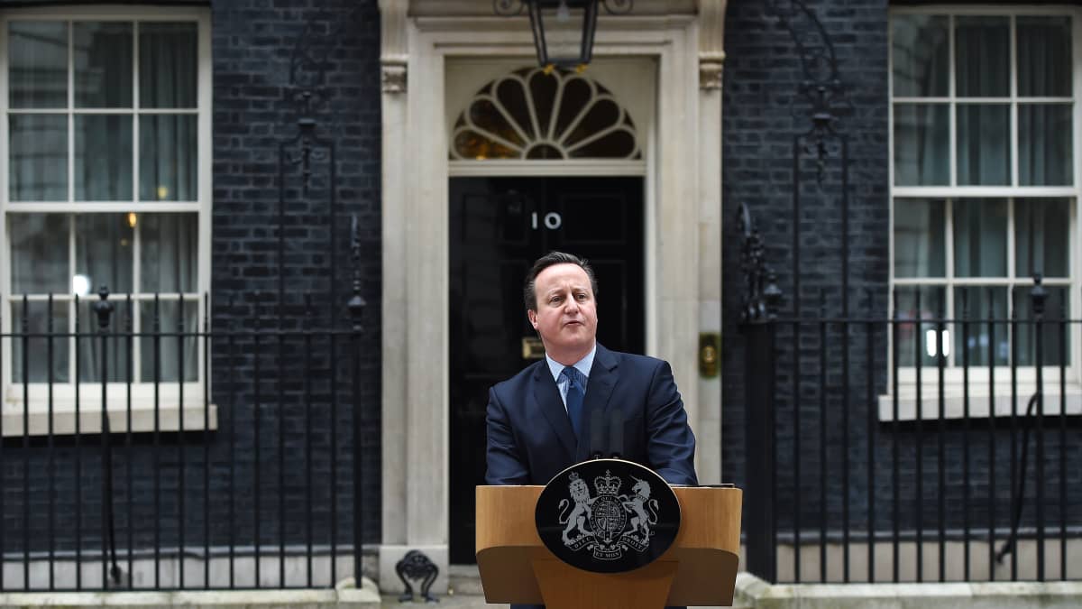 Pääministeri David Cameron Downing Street 10 edessä.