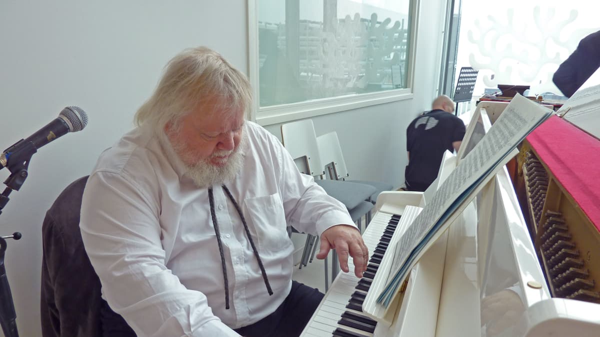 Leif Segerstam soittaa pianoa.