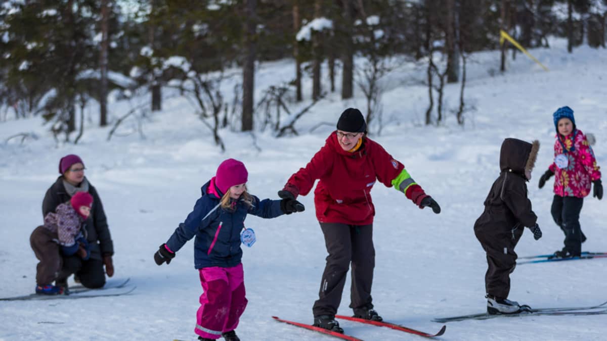 Lapset hiihtämässä