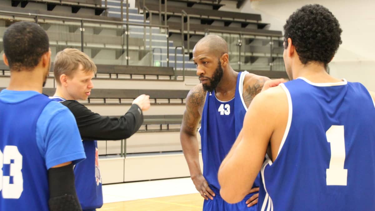 Kataja Basketin Teemu Rannikko neuvoo joukkutovereitaan harjoituksissa.