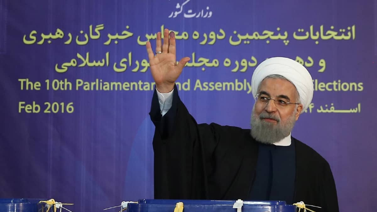 Rouhani huiskuttaa käytyään äänestämässä.