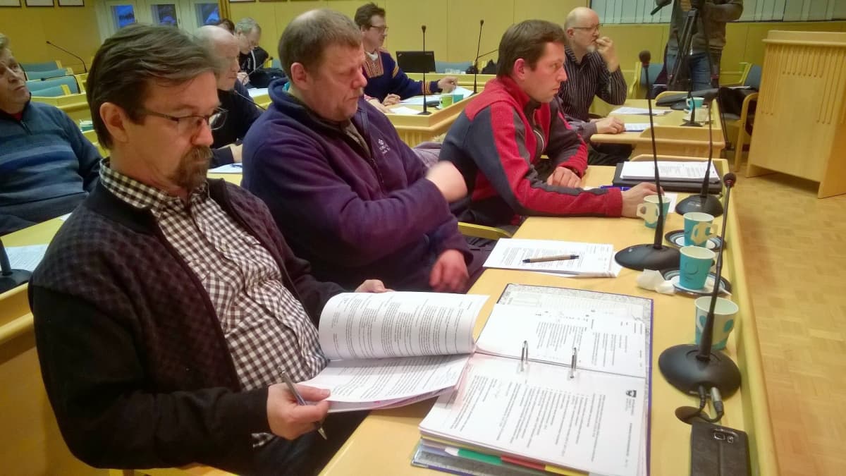 Varavaltuutetut Veli-Matti Junnola (kesk.), Juha Toivola (kesk.) ja Ville Jokela (kesk.). Oikeanpuolimmaisena eturivissä Esa Ylläsjärvi (vas.), joka johti yhden pykälän ajan valtuuston kokousta.
