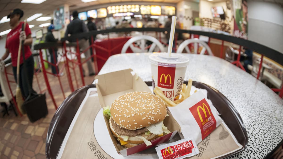 Big Mac -ateria McDonald`sin ravintolassa.