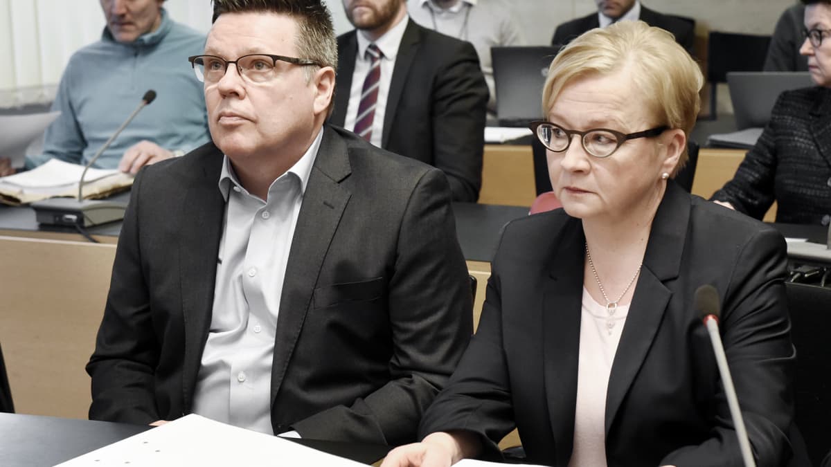Jari Aarnio ja puolustusasianajaja Riitta Leppiniemi Helsingin käräjäoikeudessa.