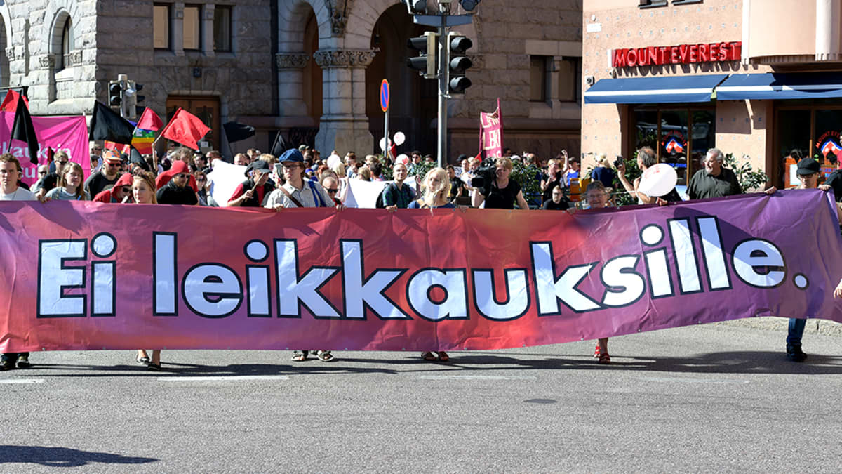 Joukkovoima hallituspolitiikkaa vastaan Suurmielenosoitus Helsingissä lauantaina 22. elokuuta.