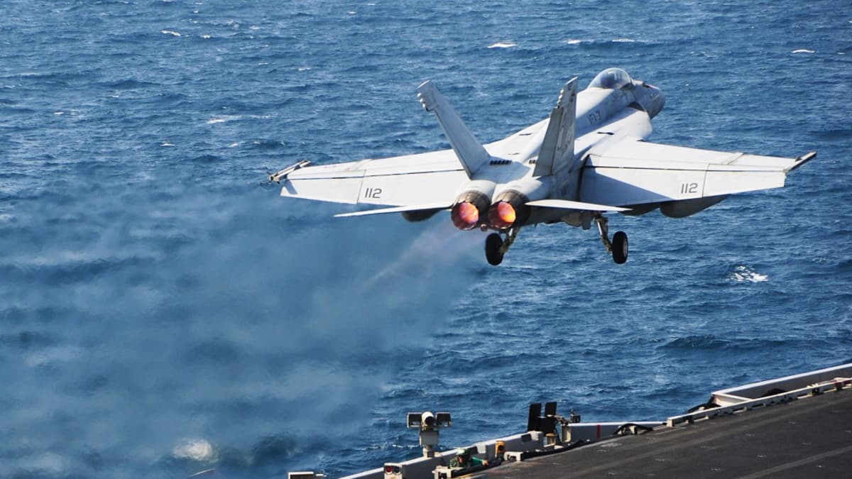 Yhdysvaltain Super Hornet -hävittäjä nousee lentoon Persianlahdella lokakuussa 2014. 
