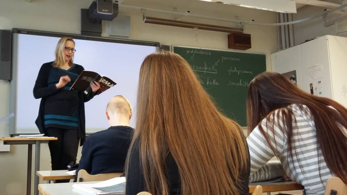 Opettaja luokan edessä