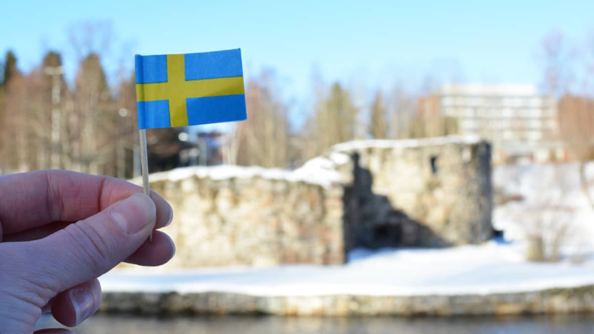 Ruotsin lippu ja Kajaanin linna.