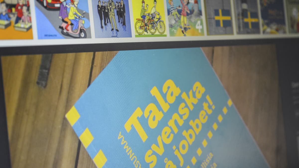 Ruotsinkielisten oppikirjojen kansikuvia tietokoneen ruudulla. Alimman kirjan kannessa lukee "Tala svenska på jobbet!"