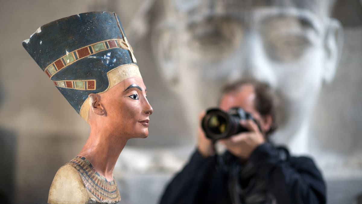 Valokuvaaja tähtää Nefertitin rintakuvan kopiota. 