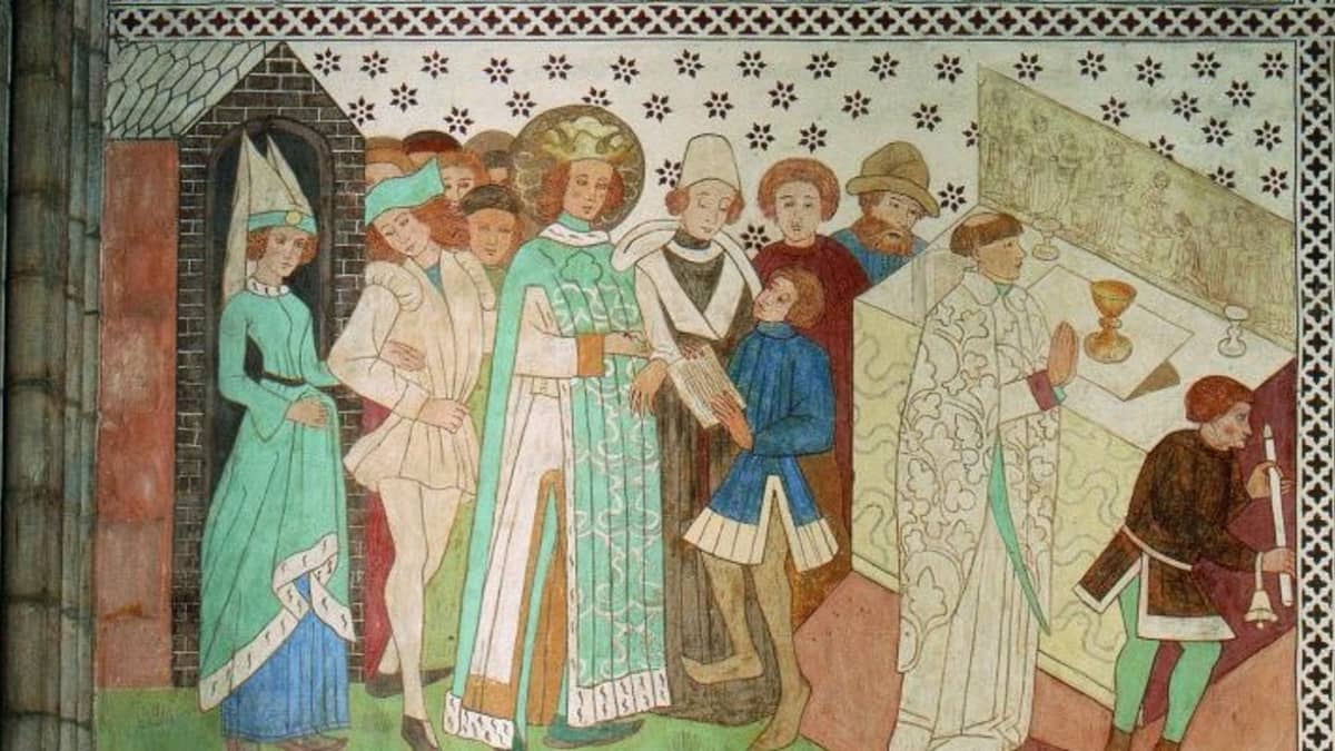 Seinämaalaus, jonka keskellä vihreäkaapuinen Erik. Kruunattua päätä ympäröi sädekehä. Erikin ympärillä väkeä keskiaikaisissa asuissa. 