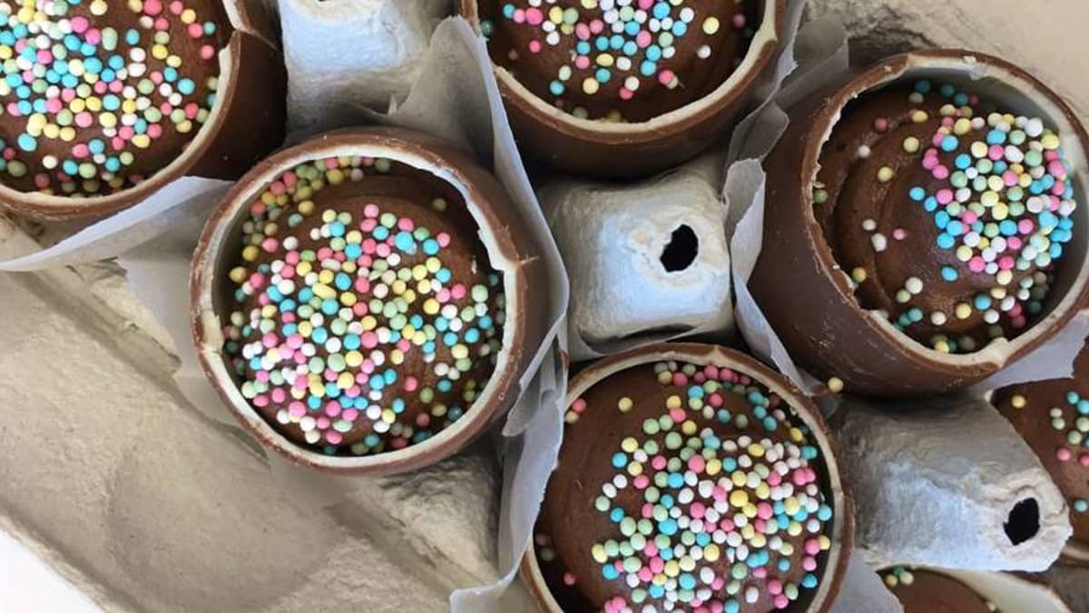omatekoisia töhnämunia, joissa nomparellitäyte