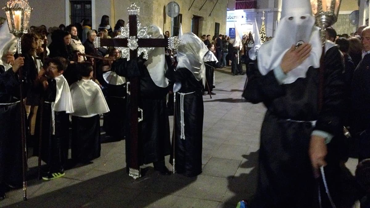 Pyhäinkuvia kantavat katoliset veljeskunnat pukeutuvat perinteen mukaan kaapuun ja soiroon huppupäähineeseen.