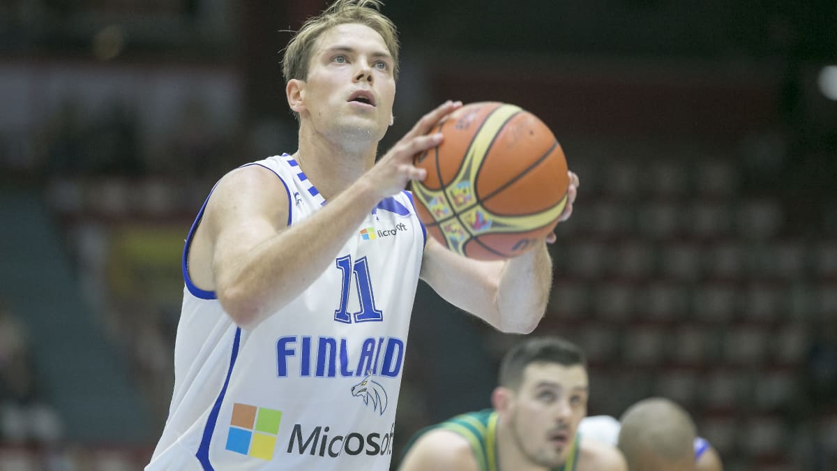 Petteri Koponen heittää palloa. 