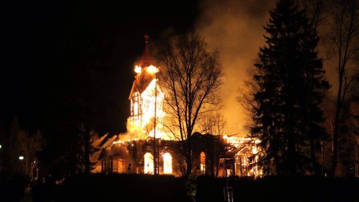 Ylivieskan kirkko paloi  26.3.