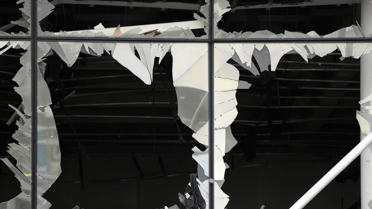 Zaventemin lentokentän rikkoutuneet ikkunat 23. maaliskuuta tapahtuneen iskun jäljiltä.