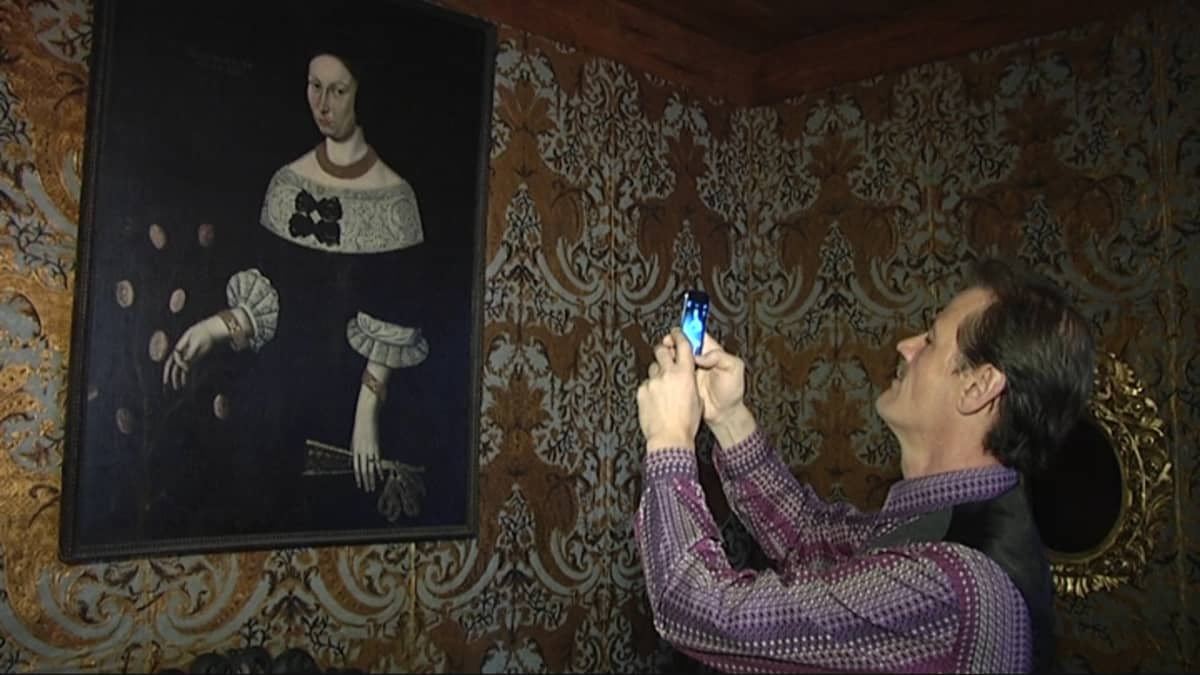 Naisen muotokuva Turun linnan barokkisalissa