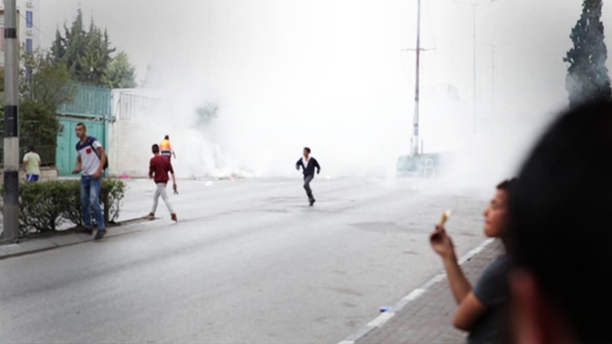 Al Hroubin mukaan palestiinalaispojat omaksuvat jo varhain väkivaltaisia tapoja vastustaa Israelin turvallisuusjoukkoja.