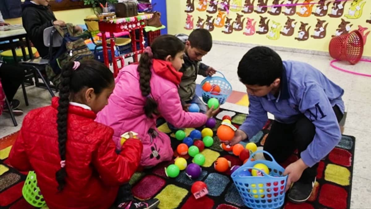 Luokassa lapset leikkivät palloilla. Al Hroub käyttää paljon leluja ja pelivälineitä opetuksen tukena. 