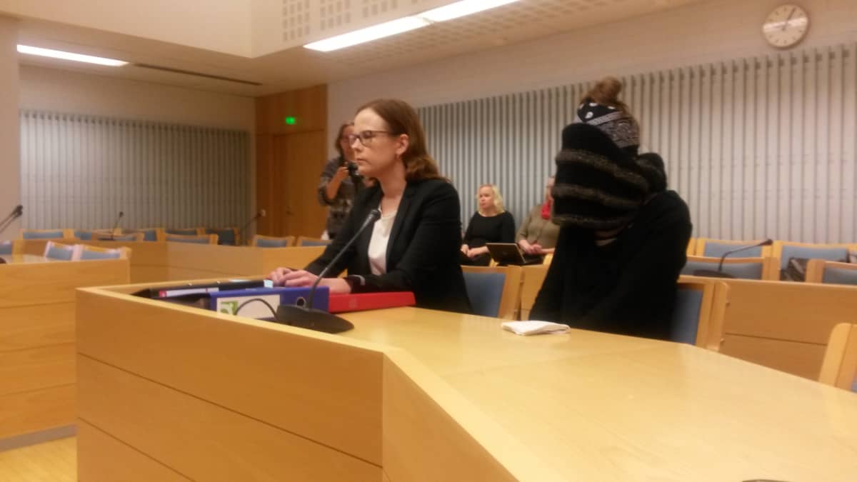  Asianajaja Meeri Palosaari ja vauvasurmista tuomittu nainen Rovaniemen hovioikeuden istunnossa Oulun oikeustalolla.