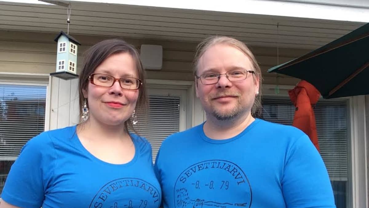 Aino Valovirta ja Marko Jouste Sevettijärven posti -t-paidoissa.