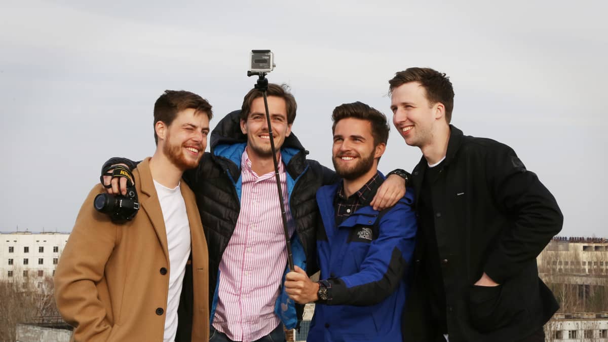 miehet poseeraavat selfiessä