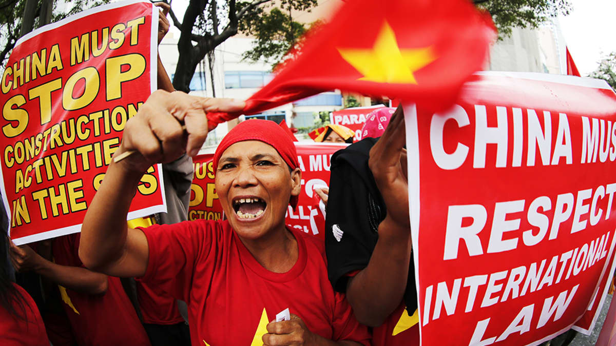 Filippiiniläiset ja vietnamilaiset mielenosoittajat vaativat Kiinaa noudattamaan kansainvälisiä lakeja Kiinan konsulaatin edustalla Manilassa.