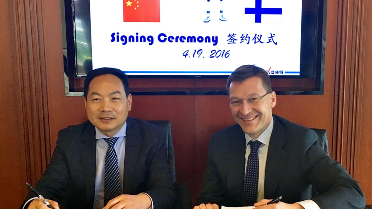Kuvassa vasemmalla Yanqing Wang ja oikealla Pekka Rantala.