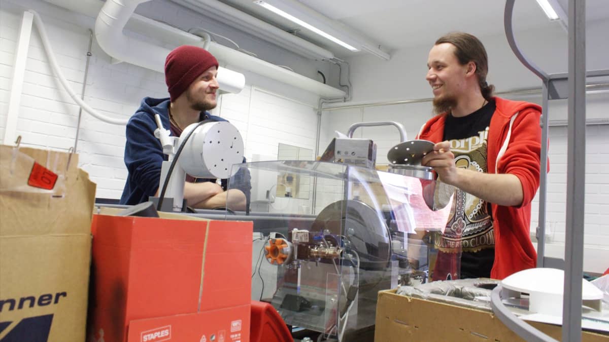 Martin Mayer ja Stefan Jerabek työskentelevät energiatekniikan laboratoriossa.