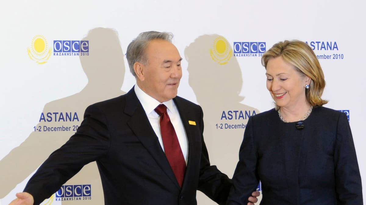Nursultan Nazarbayev ja Hillary Clinton.