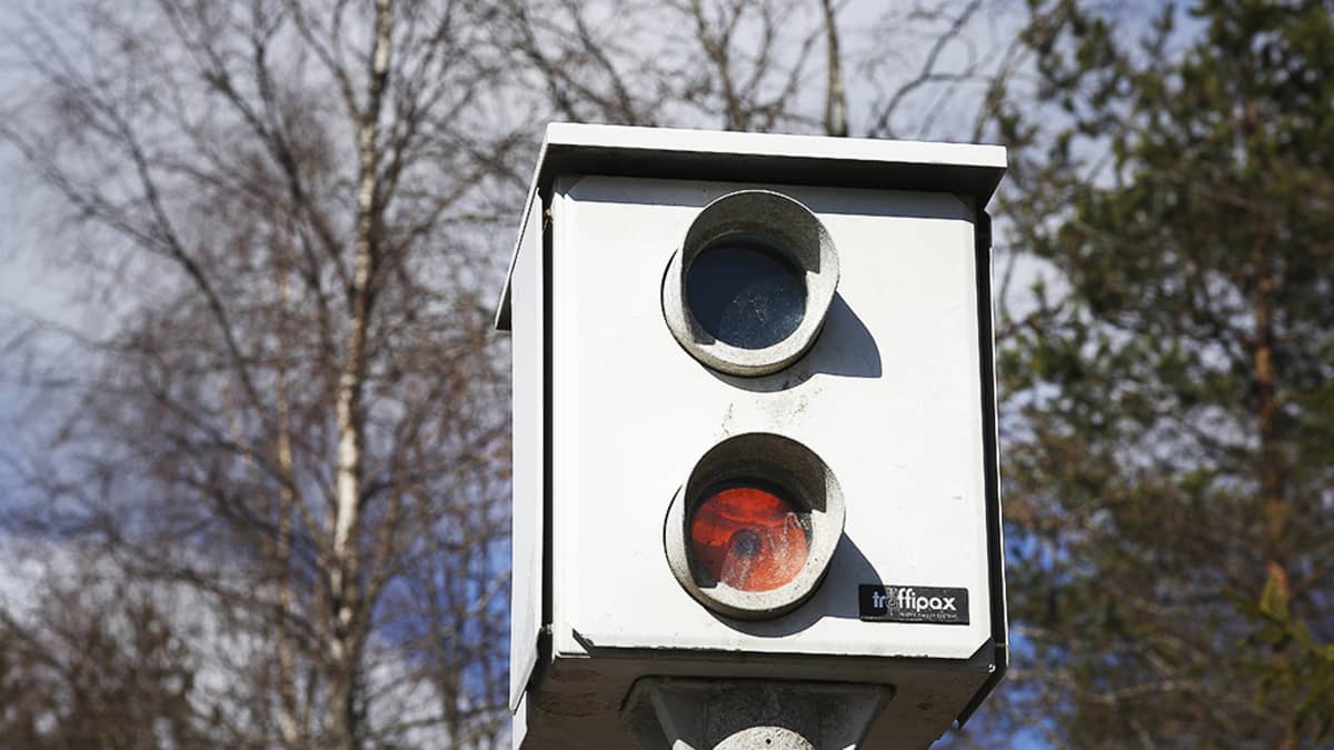 Peltipoliisi, eli nopeusvalvontakamera.