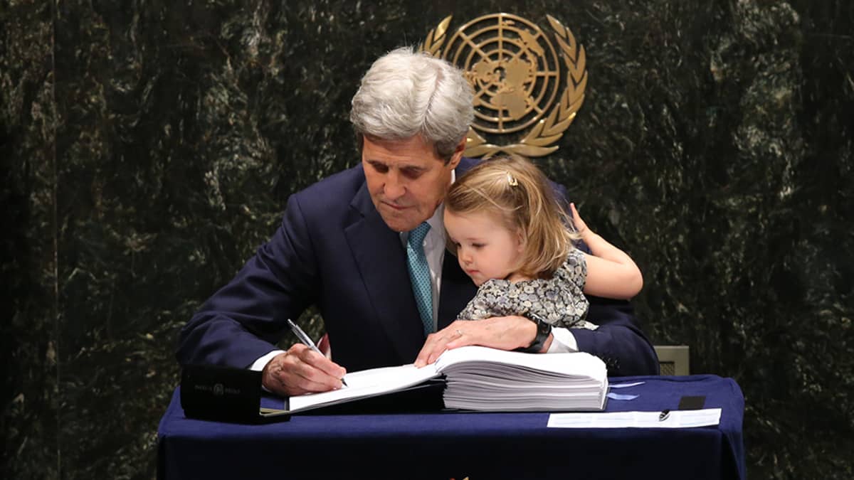 Yhdysvaltain ulkoministeri John Kerry allekirjoittaa sopimusta.