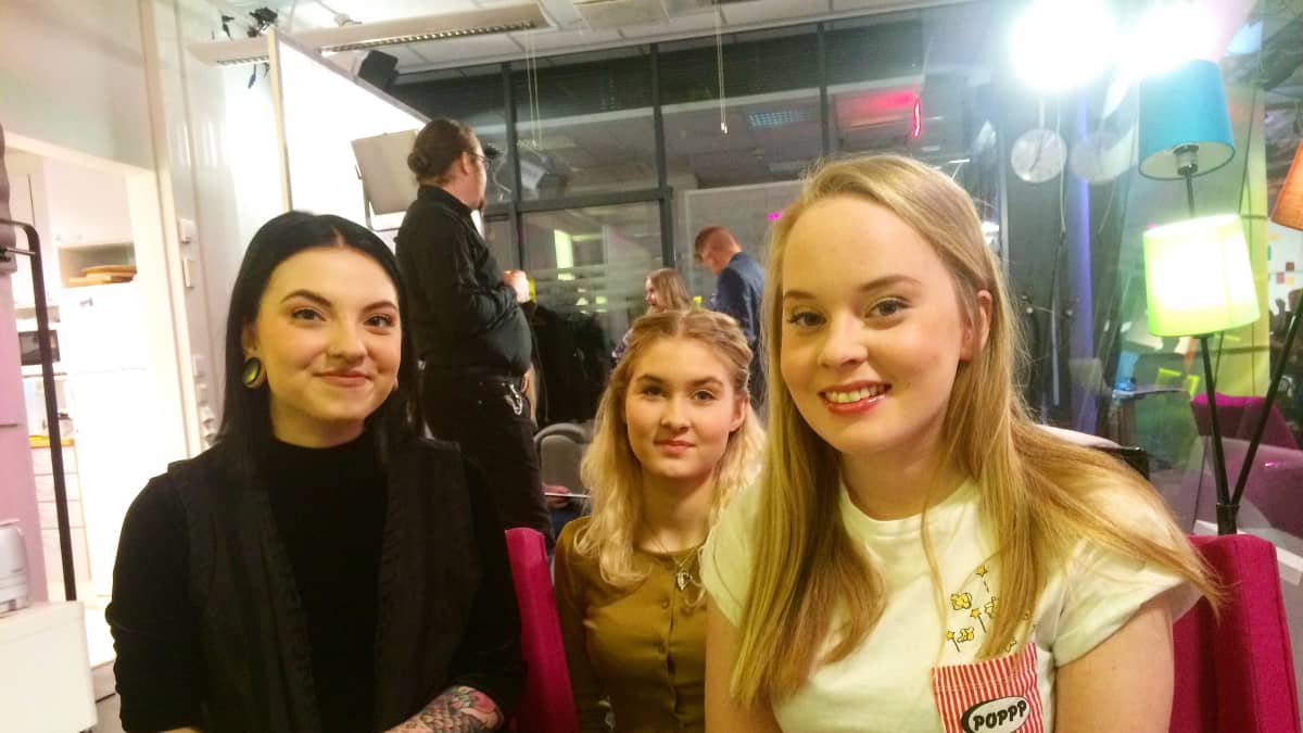 Tubettajat Mariieveronica (vas.) ja Miisas (oik.) uutisluokan Aamu-tv:n juontajan Vilma Hirvosen (kesk.) kanssa studiossa.