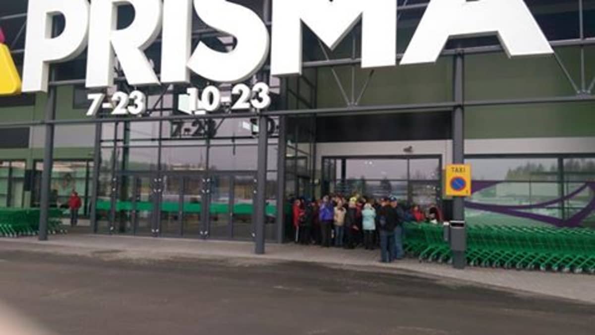 Maan vanhin Prisma avasi uusissa tiloissa – sadat odottivat sisäänpääsyä |  Yle Uutiset