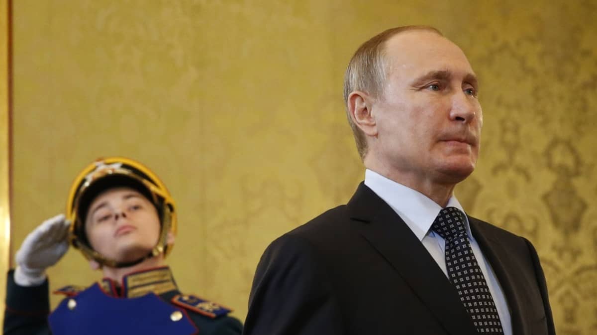 Tiukkailmeinen Putin kävelee kunniaa tekevän juhlaunivormuisen sotilaan ohi
