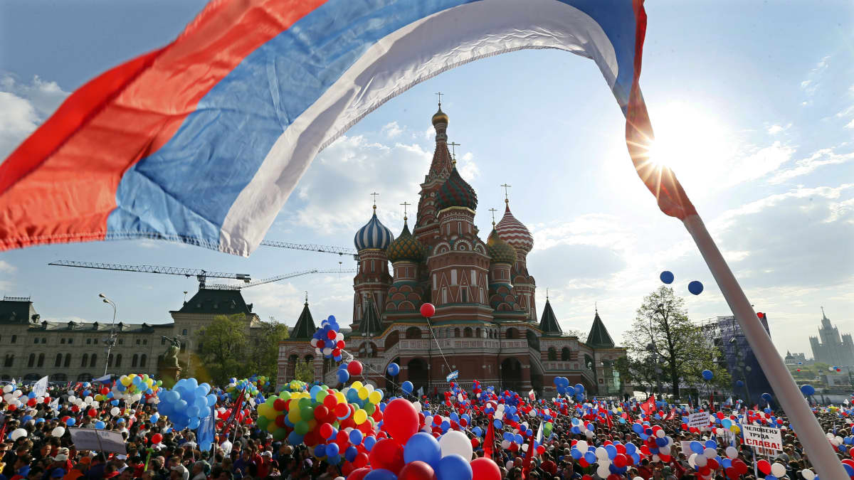Venäjän vapusta tuli vapaapäivä muiden joukossa – juhla kuluu perunoita  istuttaessa | Yle Uutiset