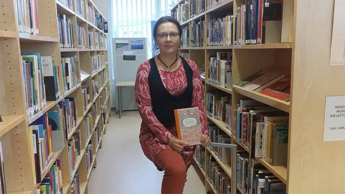 Sari  Peltoniemi kirjastossa.