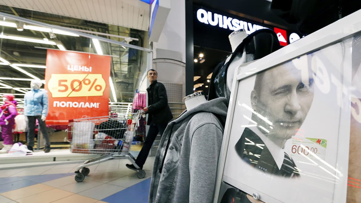 Mies kävelee venäläisessa ostoskeskuksessa