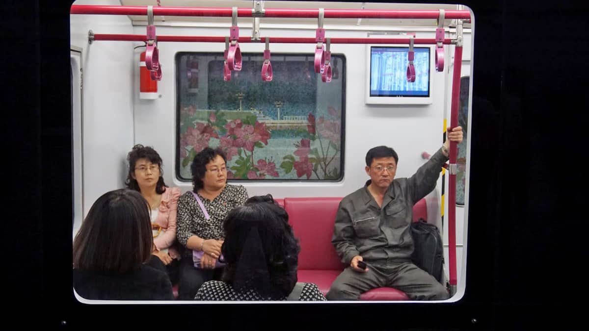 Metron matkustajissa kiinnitti huomiota se, että joillakin oli kännykkä. 