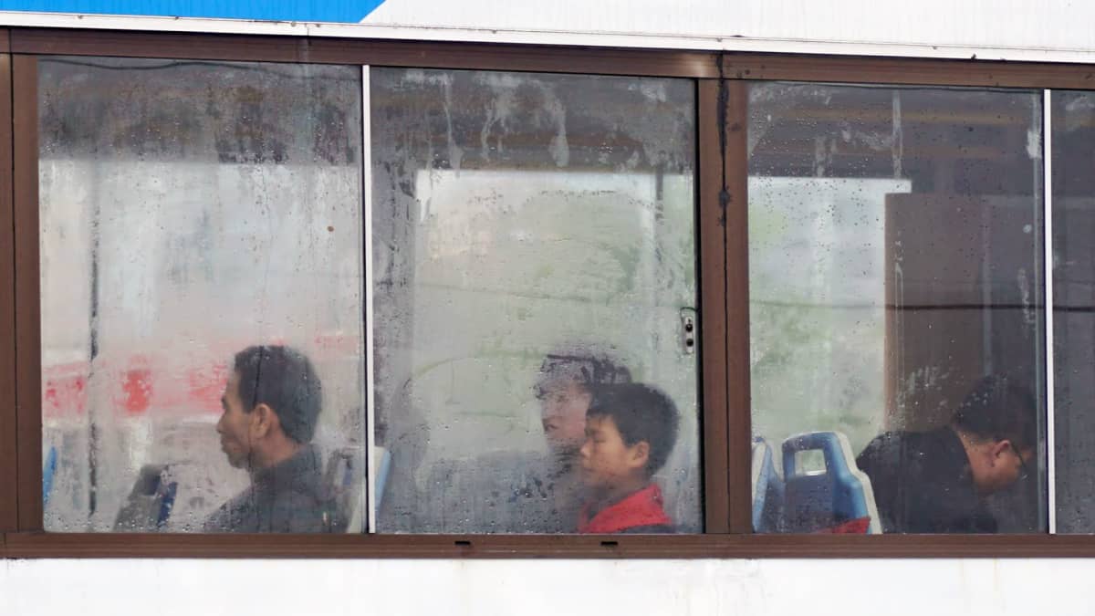Bussi on Pjongjangin tärkein liikenneväline. Tänä sumuisena ja tihkusateisena päivänä tilaa oli tavallista enemmän.