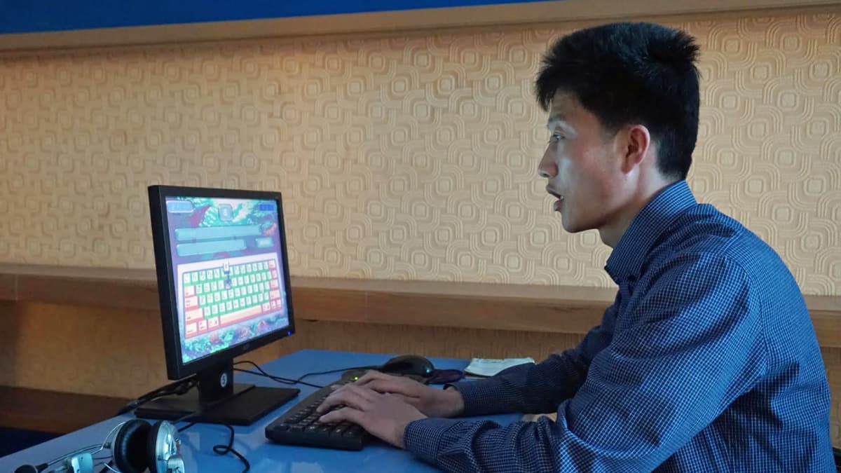 Nuori mies harjoittelee kymmensormijärjestelmää e-kirjastossa, jossa voi lukea pohjoiskorealaisia kirjoja tietokoneilta sekä käyttää maan sisäistä tietokoneverkkoa.