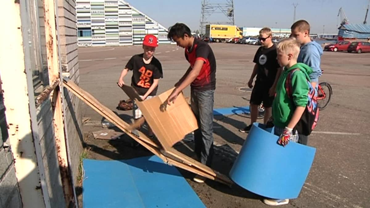 Kotkan Helilän koulun nuoret tehtävärastilla rakentamassa pikamajaa annetuista aineista.