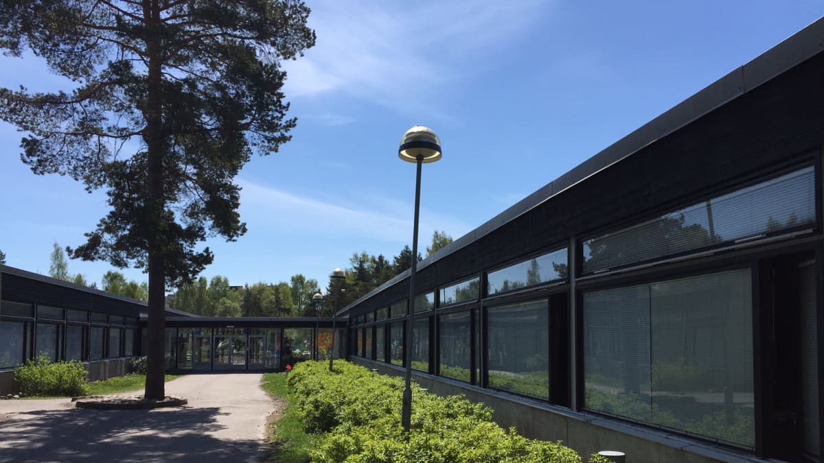 Vesalan ala-asteen oppilaat aloittavat koulunsa ensi elokuussa väistötiloissa, osa parakeissa. Vuonna 1967 rakennettu koulurakennus on niin huonokuntoinen, että se puretaan. Uusi alakoulu valmistuu yläkoulun yhteyteen, koska koulut myös yhdistyvät hallinnollisesti Helsingin kaupungin linjauksen mukaan.