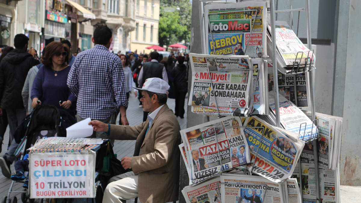 Lehtiä Istanbulissa kioskilla.