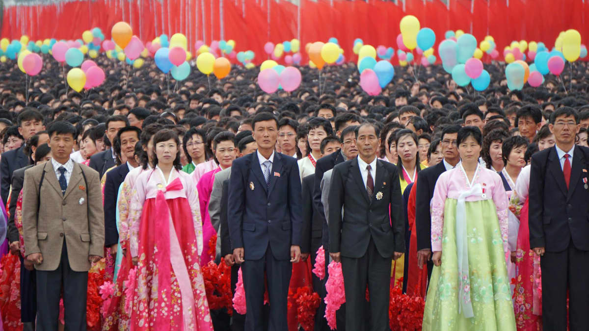 Pjongjangilaiset "vapaaehtoiset" odottivat paraatin alkua Kim Il-sungin aukiolla 10. toukokuuta.