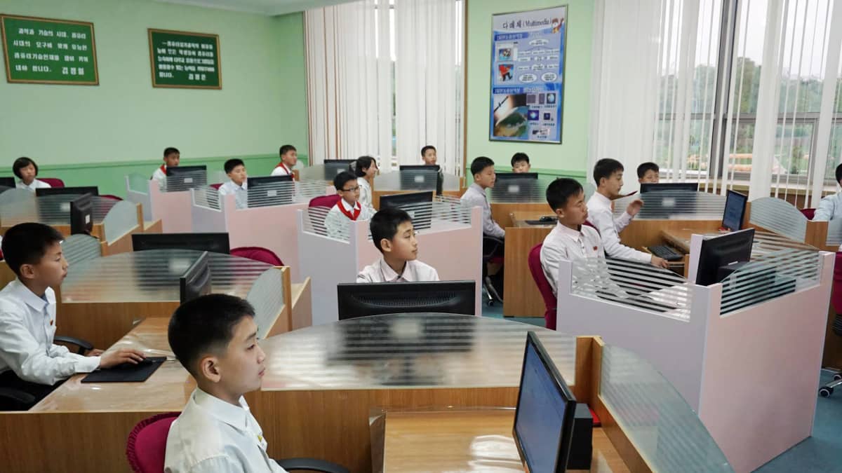 Pjongjangin lastenpalatsissa eliitin lapsia kouluikäisiä lapsia opetetaan digitaalisessa kuvankäsittelyssä. Internetiin heitä ei kuitenkaan päästetä.