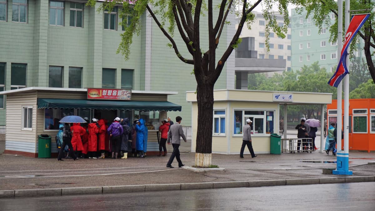  Pjongjangissa on nykyisin paljon kioskeja, joissa myydään hampurilaisia ja muuta purtavaa, jäätelöä sekä juomia.