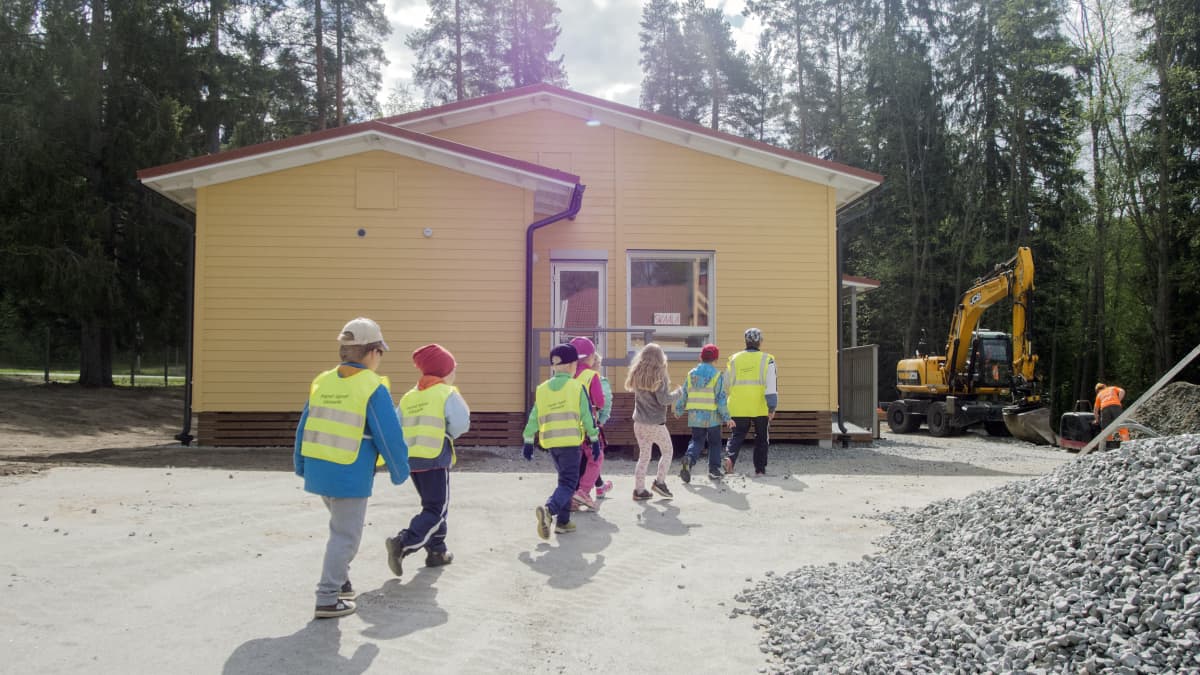 Länsi-Puijon tulevat esikoululaiset tutustuvat uuteen koulurakennukseen.