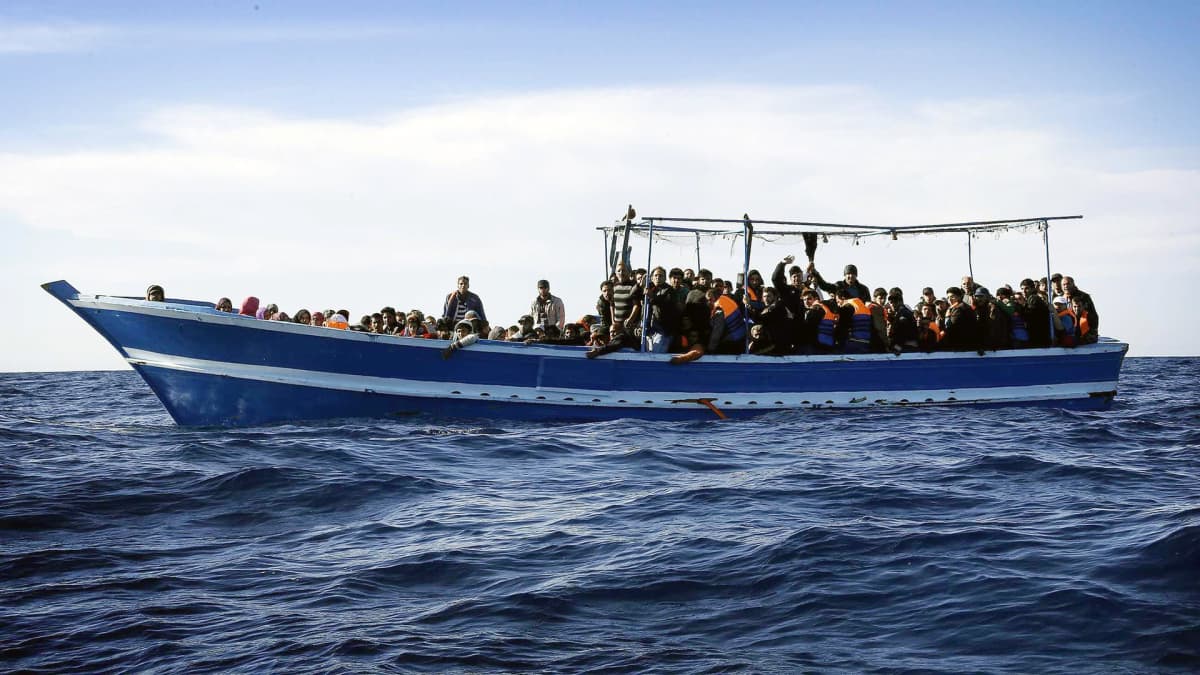 Satoja Afrikasta Eurooppaan pyrkiviä sulloutui kalastajaveneeseen Libyan rannikon edustalla 